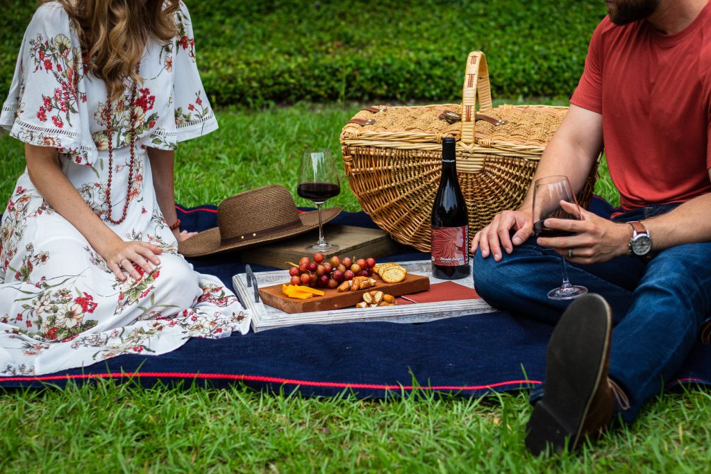 Picnic basket food ideas anda a couple drinking wine